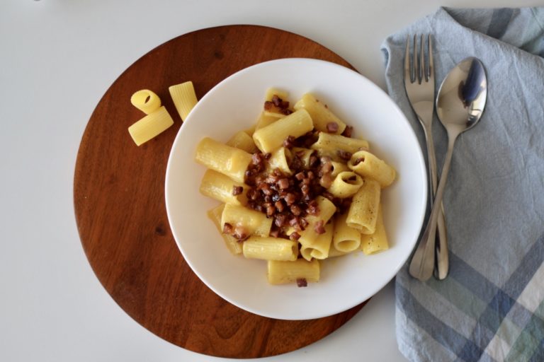 Simple carbonara recipe [video]